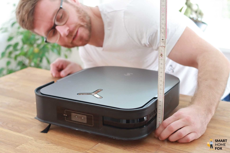 Die Höhe des ECOVACS DEEBOT X2 OMNI wird mit einem Lineal ausgemessen.